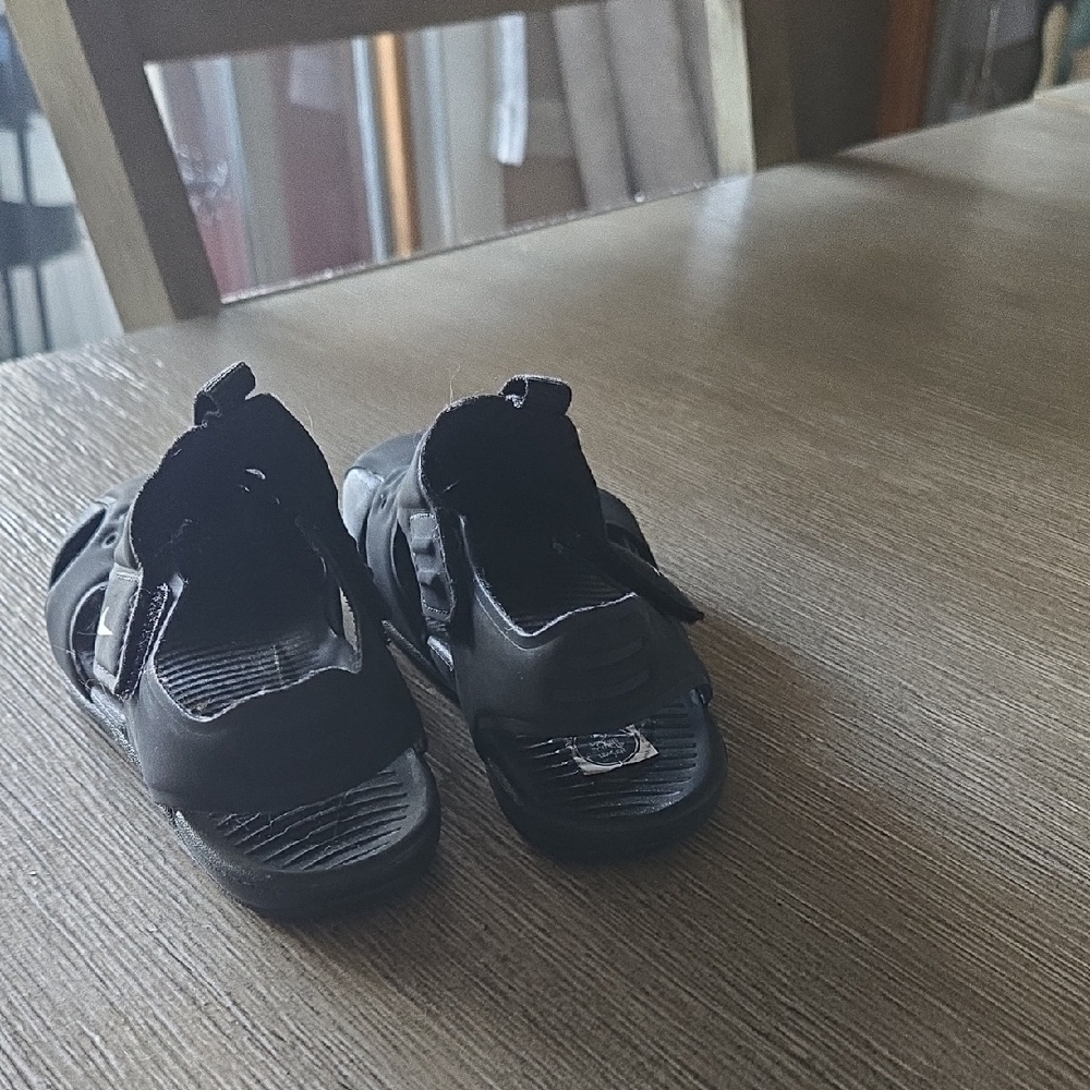 Nike Kids Black Sandals with White Accents - Picture 3 of 6
